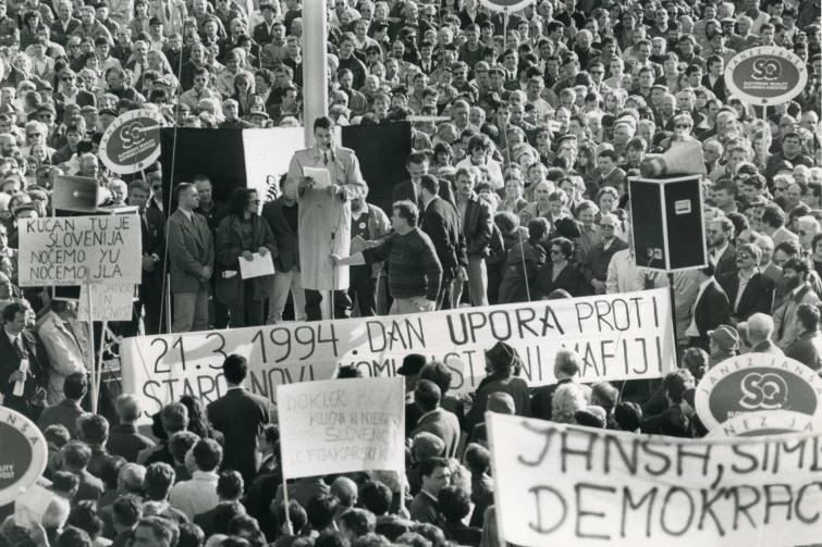 slika_protesti 21 03 1994_SLS govornik_brošura